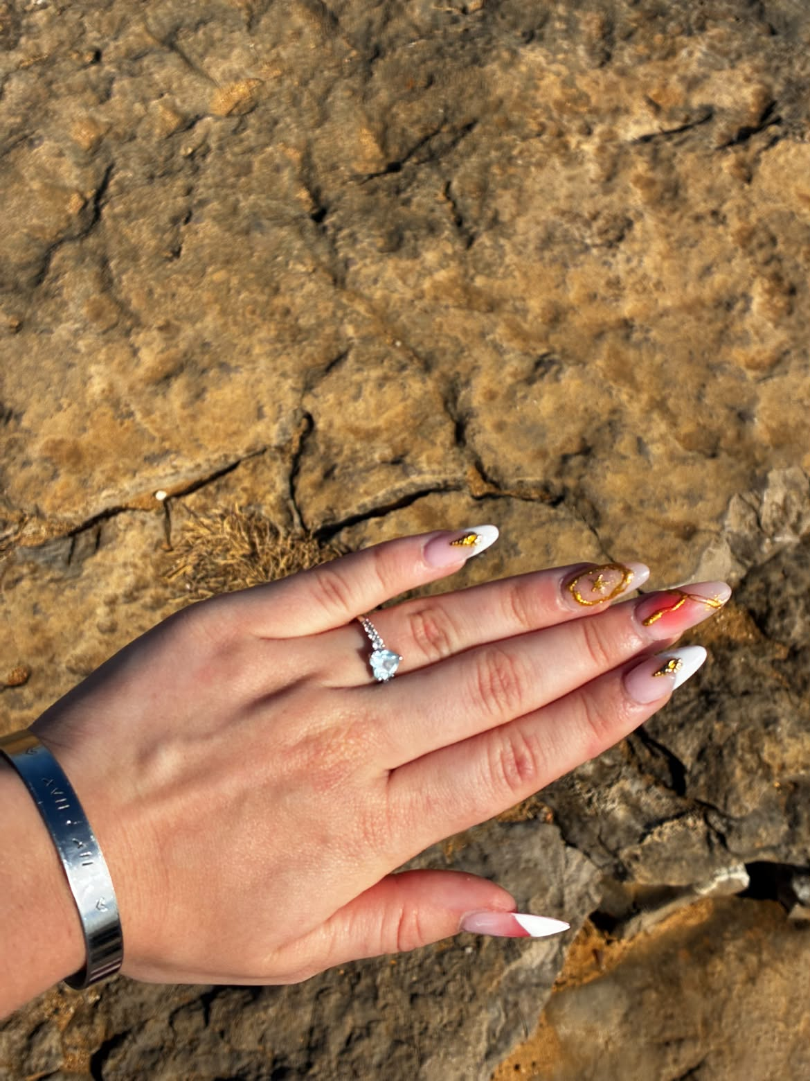 Réalisation nailcite aux détails dorés