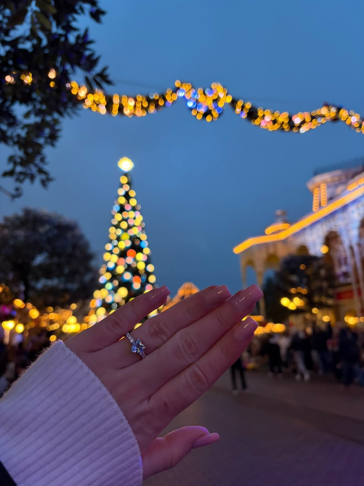 Pose rose devant des illuminations